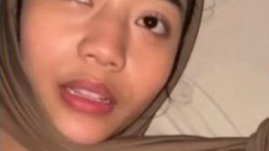 cewek lagi mainin penis sampek nebak