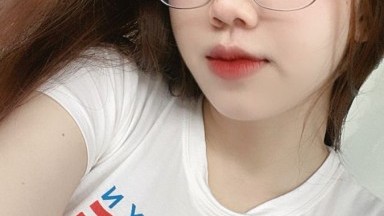 cewek ini lagi ke pengen masukin memek pakek liptin