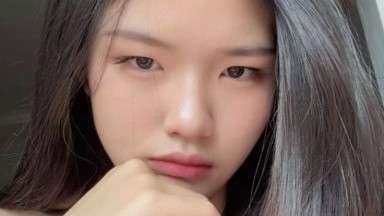 gadis chindo sengaja menutup mulutnya