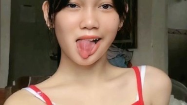 adik lagi isep nenen kakak nya tapi belum ada susunya