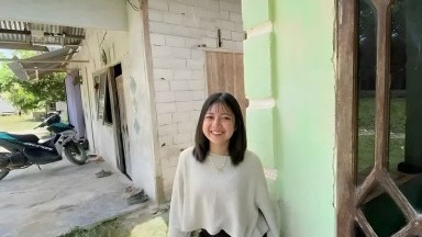 cewek lagi tidur di kasur hotel di bangunin sama pacar nya