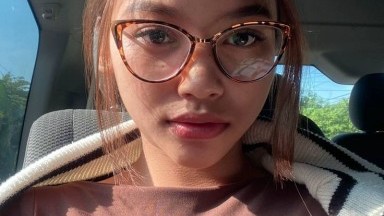 cewek smok lagi pegang dada sange