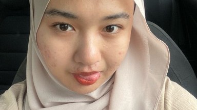 gadis hijab lagi nikmatin toket nya yang  gede