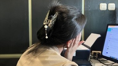 pekerja cewek konter di perkosa sama boss nya biar naek gajinya