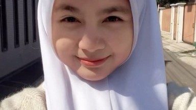 gadis hijab esemea lagi pencet pencet lemak di dadanya