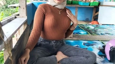 wanita ini di tinggal sama lakik nya ke luarkota