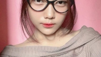 anak wedok lagi omek di depan cermin