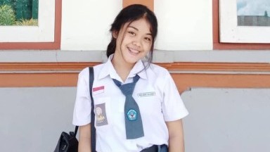 bendahara kelas mainin memek di kamar mandi