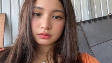 cewek ini lagi vc an sama pacar sambil omek