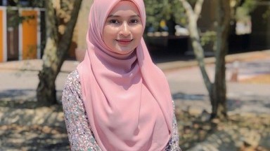cikgu hijab ungu di tuncek dari belakang