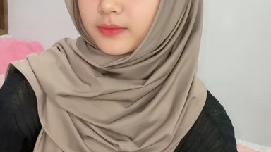 si mbak lagi omek di masukan pepek nya ntah pakek apa