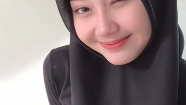 wanita ini sedang santai maen hp pepek nya di belai