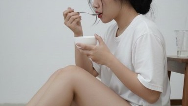 gadis mulus sendirian di rumah bingung siap makan mau ngapain