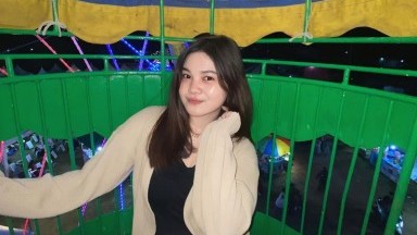 cewek ini sedang omek dengan kamera amatir